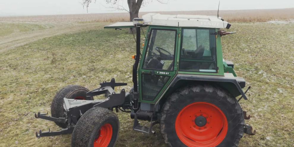 Ein Fendt GT mit Knicklenkung auf einer Wiese