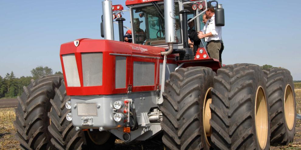 SYMBOLBILD: Der Schlüter Profi Gigant ist der größte Traktor Europas. Ein Testfahrer präsentiert ihn zusammen mit Claas und Valtra. Wer ist sein Favorit?