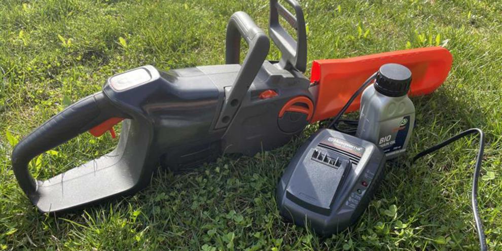 Alles was es braucht: Akku, Öl und natürlich die Säge.