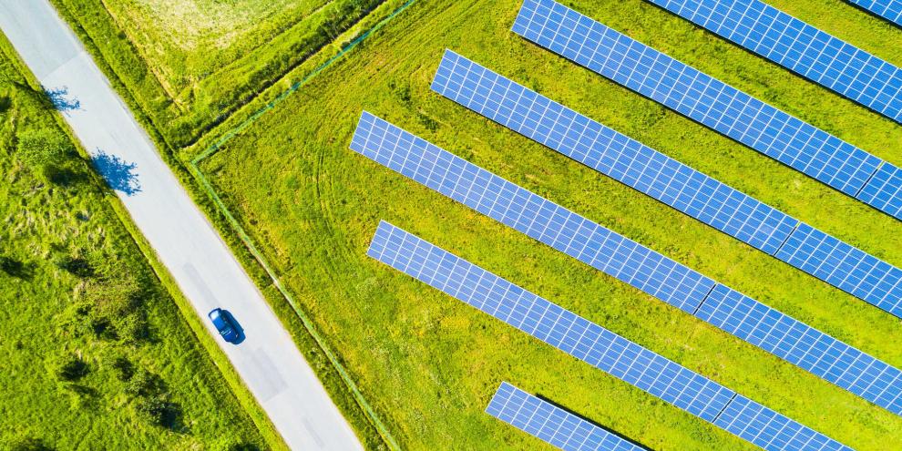 Freiflächen-Solaranlage auf einem Feld: Viele Landwirte warten lange Zeit auf die Auszahlung der Einspeisevergütung durch den Netzbetreiber.