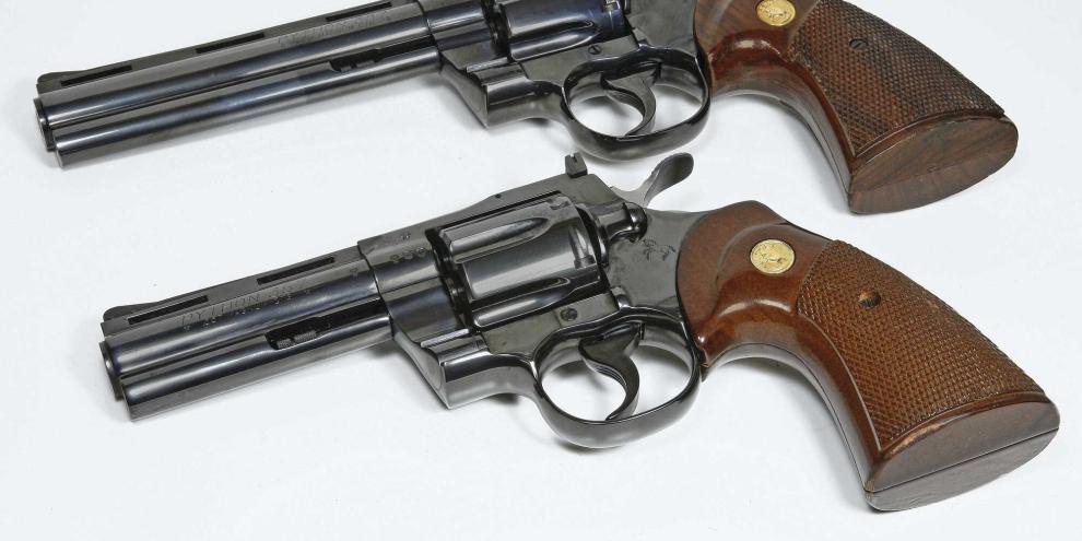5 Klassiker wie der Colt Python, hier mit 6- und 4-Zoll-Lauf, sind gesuchte Sammlerwaffen und entsprechend teuer.