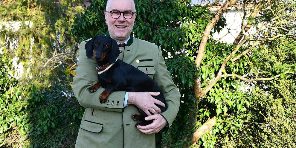 LJV-Präsident Dieter Mahr im heimischen Garten mit Dackel „Eduard“, genannt „Eddy“.