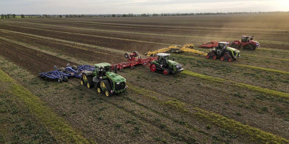 Giganten unter sich: John Deere 9rx 83, Fendt 1167 MT, Claas Xerion 12.650 Terra Trac und Case IH 645 AFS CONNECT QUADTRAC.