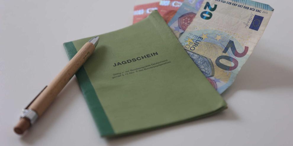 Für das Verlängern des Jagdscheins fallen in den Ländern unterschiedliche Gebühren an.
