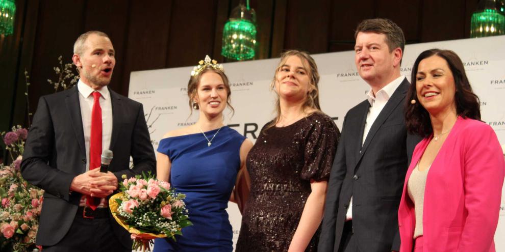 V.l. Axel Robert Müller, Angelina Seiler, Antonia Kraiß, Staatssekretär Sandro Kirchner und Nicole Then-Plannasch.Fotonachweis : Ludwiga Friedl