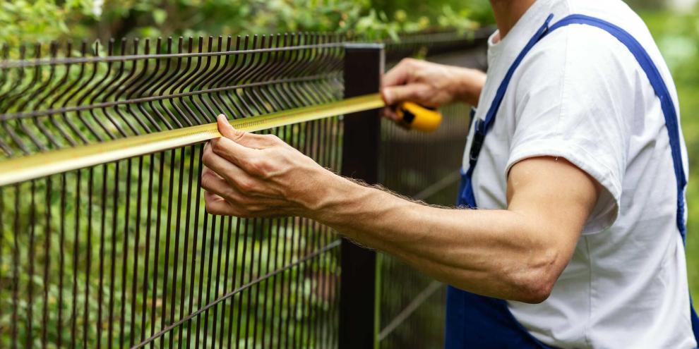 zaun-bauen-AdobeStock_1571461307