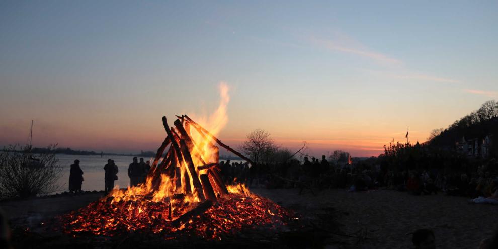 Wenn an der Nordseeküste die Osterfeuer lodern, versammeln sich Besucher am Strand, um den Frühlingsbrauch mit Blick aufs Meer zu feiern – etwa in Norddeich, Dangast oder Cuxhaven.