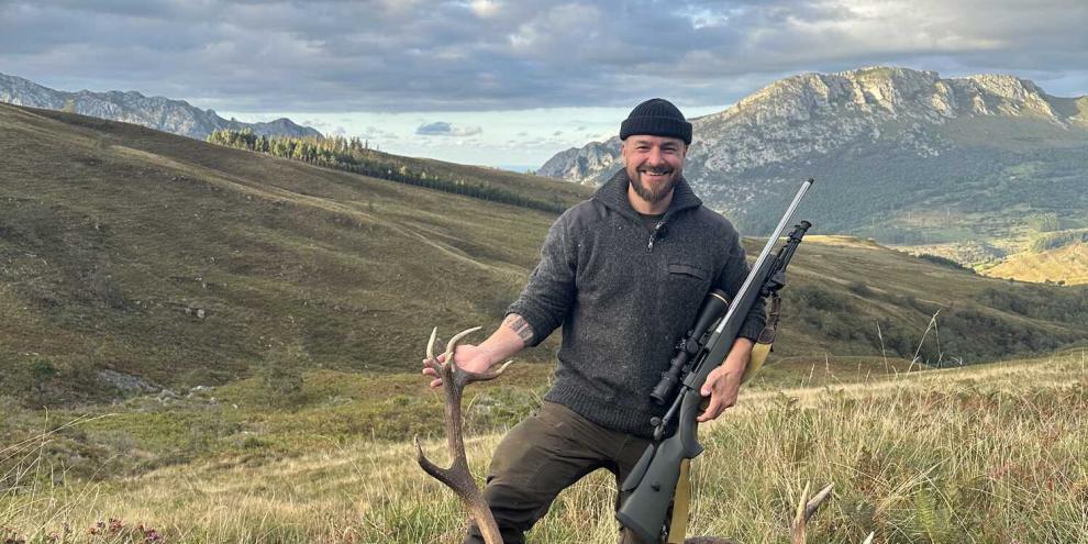 Philipp Strümpler ist Jäger, Osteopath und hatte auf der JAGD &amp; HUND 2026 sogar sein eigenes Studio, um Gäste und Aussteller fit zu halten.