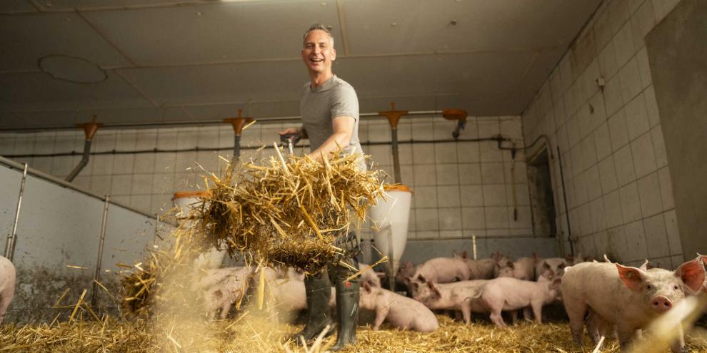 Schweinehalter Henning Cloer will Kollegen Mut machen: Wer seinen Betrieb zeigt, schafft Vertrauen – und kann mit einer CERES-Bewerbung viel bewegen.