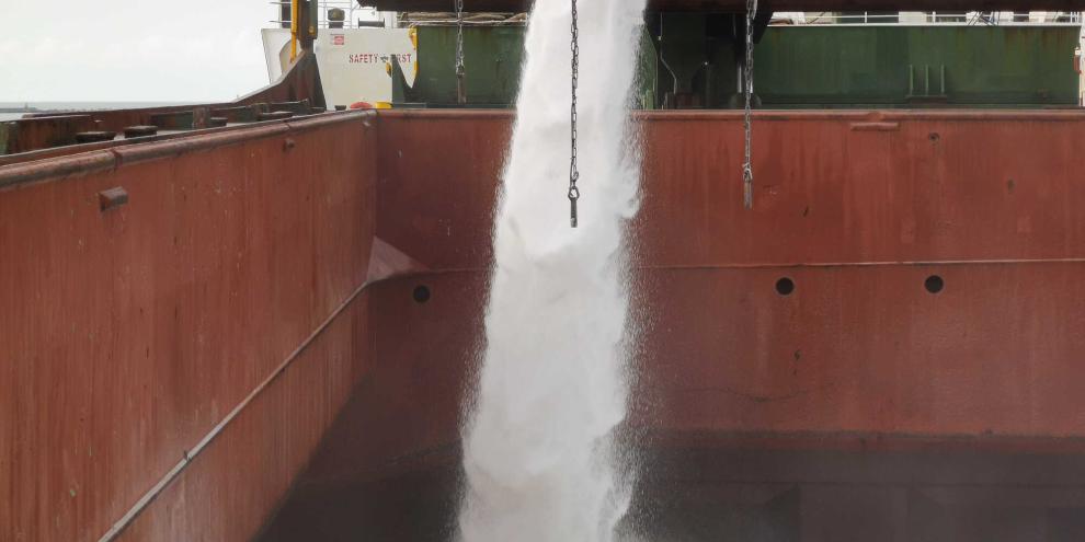 Schiff-Dünger-verladen-AdobeStock_364592529