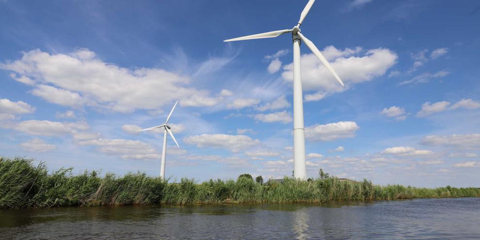 Windräder-am-Wasser-AdobeStock_365257109