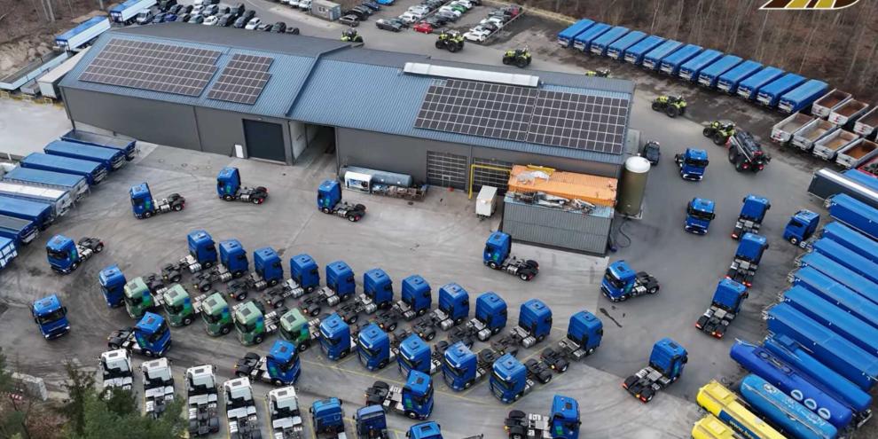 In Niedersachsen wechselten insgesamt 17 Mercedes Lkws und acht von 12 neuen Claas Traktoren sowie ein Mähdrescher an nur einem Tag den Besitzer. Eine beeindruckende Übergabe!