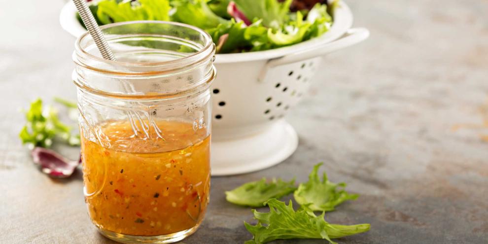 Der perfekte Begleiter für leichte Sommersalate: Kräuter-Vinaigrette