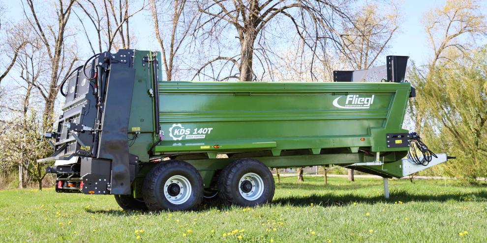 Fliegl bietet den Kettendungstreuer KDS 140 jetzt auch mit Tandemfahrwerk an.