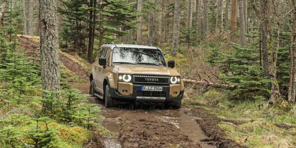 Ein Evergreen, das sich in der neuesten Generation wieder zu seinen kantigeren Wurzeln bekennt: der Toyota Land Cruiser.