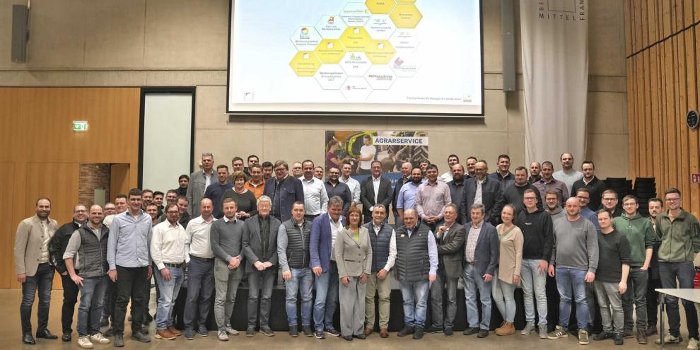 Die Absolventen und Ausbilder beim Jubiläum: Rund 80 Absolventen, Dozenten, Prüfer und Wegbegleitertrafen sich zu einem Abend der gemeinsamen Erinnerungen und Geschichten.