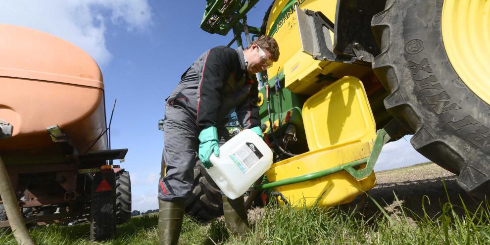 Sulfonylharnstoffe müssen in der richtigen Mischreihenfolge in den Spritzentank, damit sie sich richtig lösen.