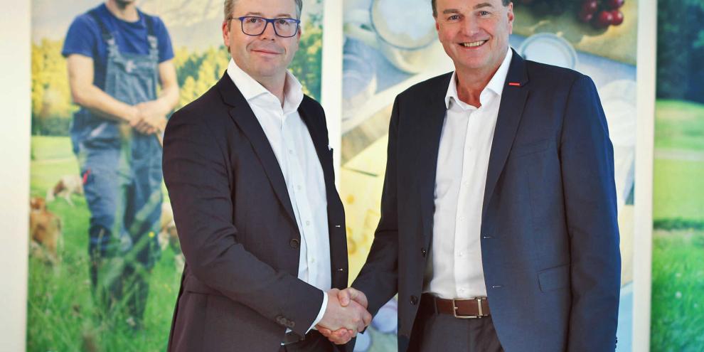 Künftig gehen beide gemeinsame Wege: Die beiden Geschäftsführer Markus Buchmayr (Pinzgau Milch) und Andreas Gasteiger (SalzburgMilch) freuen sich auf die künftige Zusammenarbeit.