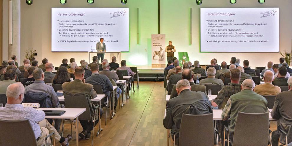 Der Einladung zum 1. Wildtierforum Niedersachsen folgten Vertreter aus Jagd, Politik und Wissenschaft.