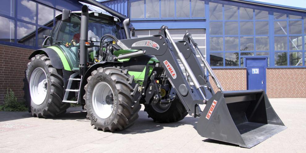 Ein Frontlader lässt sich oft schnell abbauen – doch die Schwinge steht anschließend häufig im Weg und blockiert wichtige Arbeitsbereiche auf dem Hof. Doch es gibt eine Lösung.