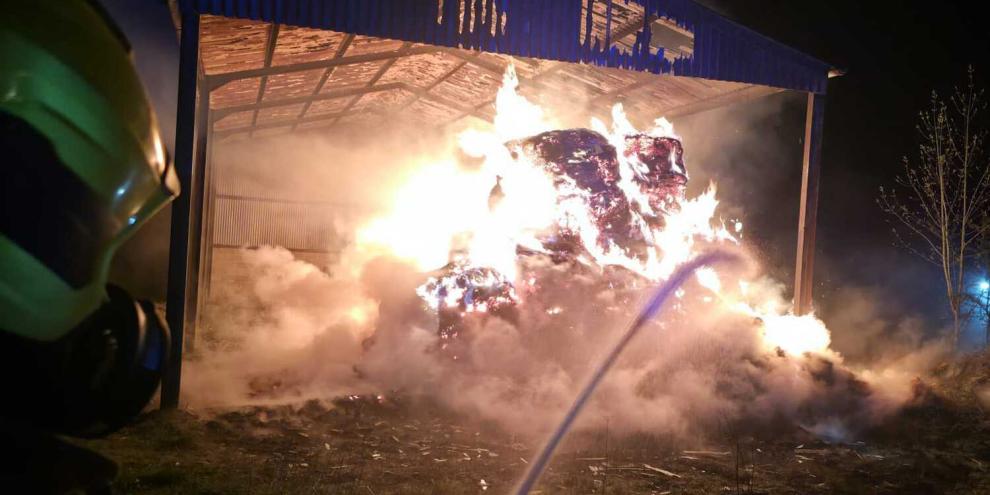 Eine brennende Scheune bei Nacht