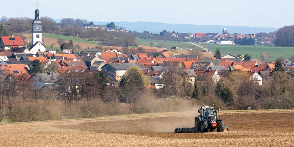 Dorf-Acker-Häuser-AdobeStock_306250209