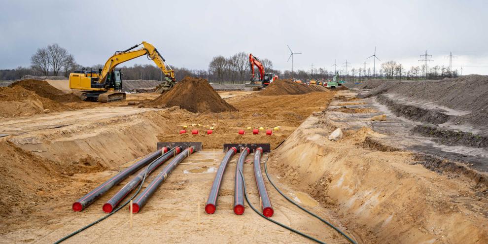 2025 wurden 958 Windkraftanlagen mit einer Gesamtleistung von 5,232 GW gebaut. Aber nun fehlt die Infrastruktur davor. Der Netzausbau hinkt hinterher.