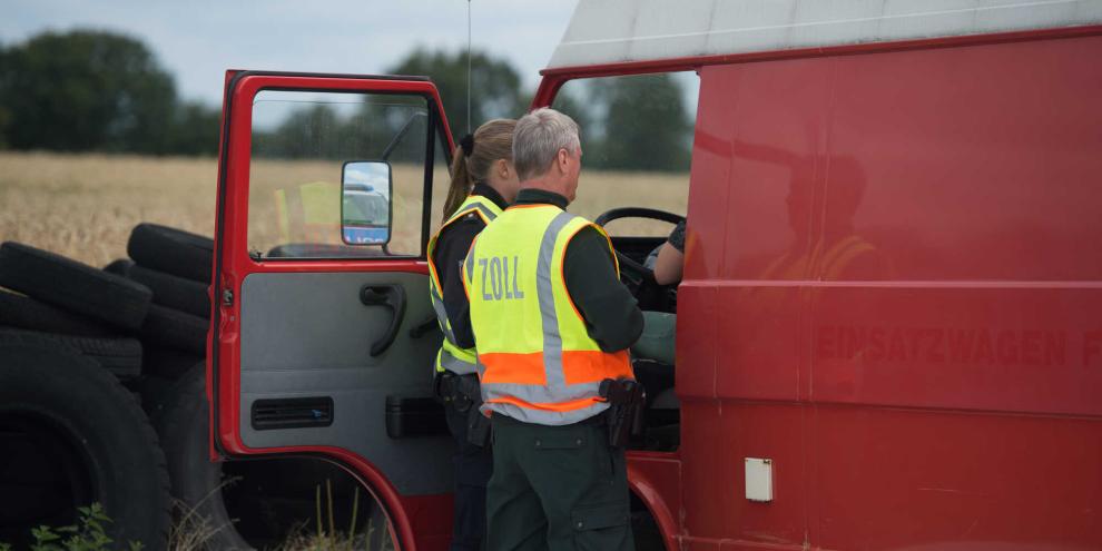 Der Zoll hat bei Kontrollen in der Landwirtschaft Arbeitskräfte ohne Arbeitserlaubnis entdeckt.