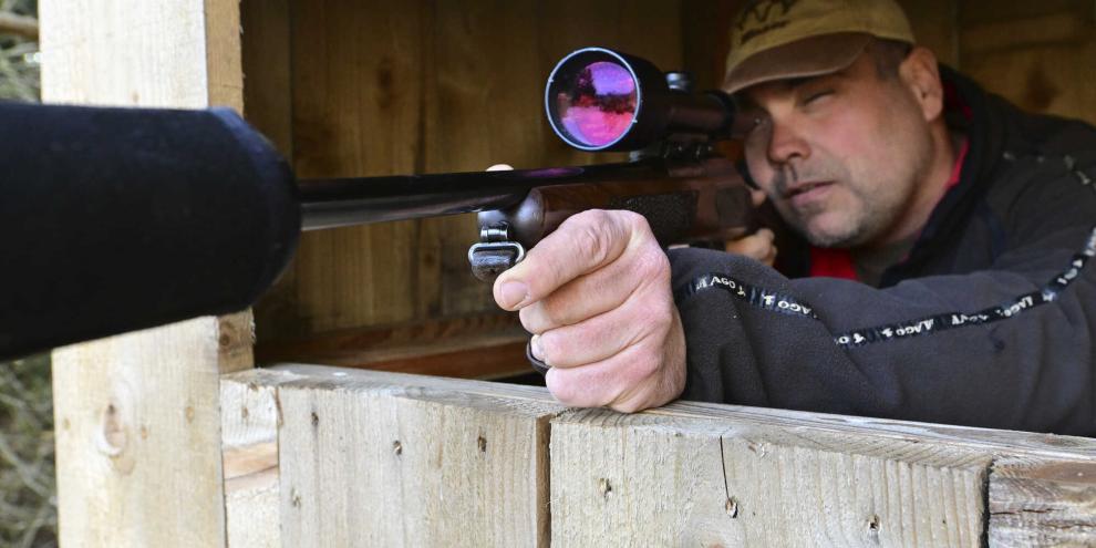 Je nach individueller Größe variiert die Führungshand minimal in der Höhe. Der rechte Ellbogen liegt dabei fest auf und bildet so die stabile Dreipunktauflage.