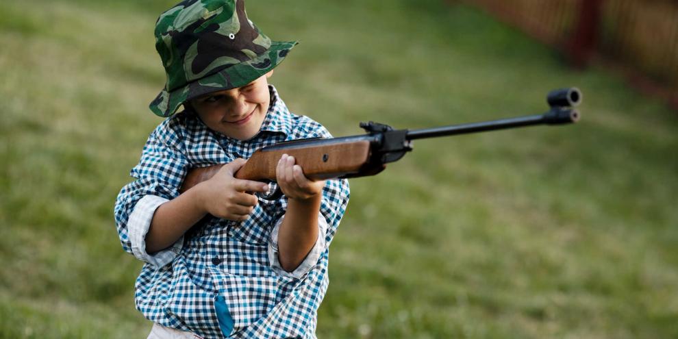Kinder mit dem Luftgewehr im Garten schießen zu lassen, ist nicht gerade eine gute Idee.