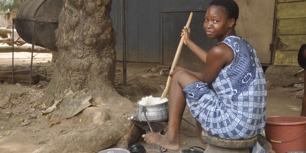 Frau in Afrika kocht Reis