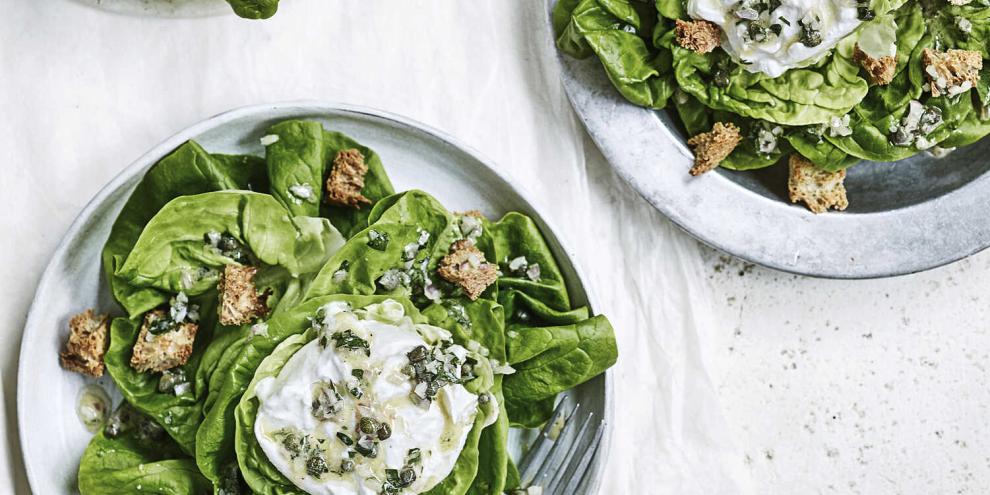 Kopfsalat mit mediterranem Twist:  Burrata und Kapern