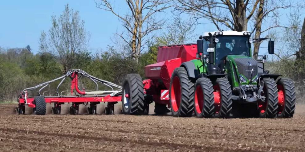 Ein YouTuber präsentiert in seinem Video die Aussaat bei der Bauerngesellschaft Ziltendorfer Niederung. Mit dabei sind Fendt, John Deere und Väderstad.