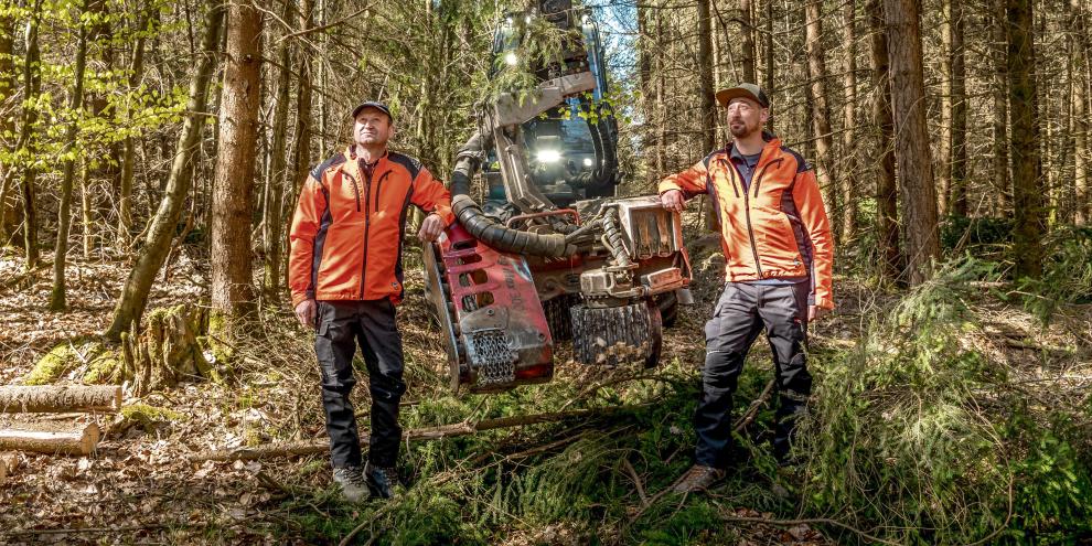 Launer Forsttechnik: Thomas und Simon Launer vor ihrem Malwa 980H