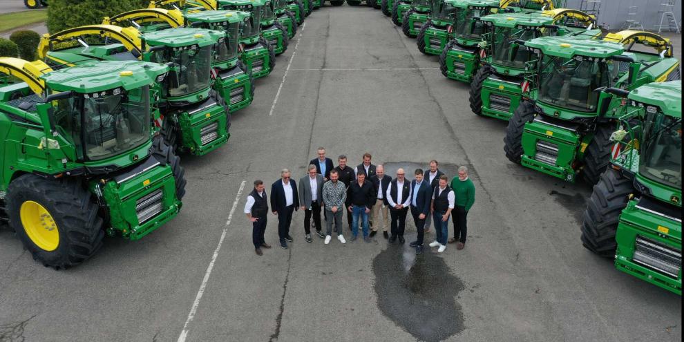So einen Deal gab’s für John Deere in Zweibrücken noch nie: Werksleiter Daniel Metz (links) und Chefentwickler Klaus Vogelgesang (offene schwarze Jacke) übergeben Nick Köhl (vorn Mitte) und seinen Begleitern die 20 Feldhäcksler.
