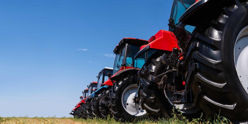 Ein Landwirt fiel beim Online-Kauf eines Traktors auf Betrüger herein. Die Täter nutzten offenbar gefälschte Händlerdaten (SYMBOLBILD).