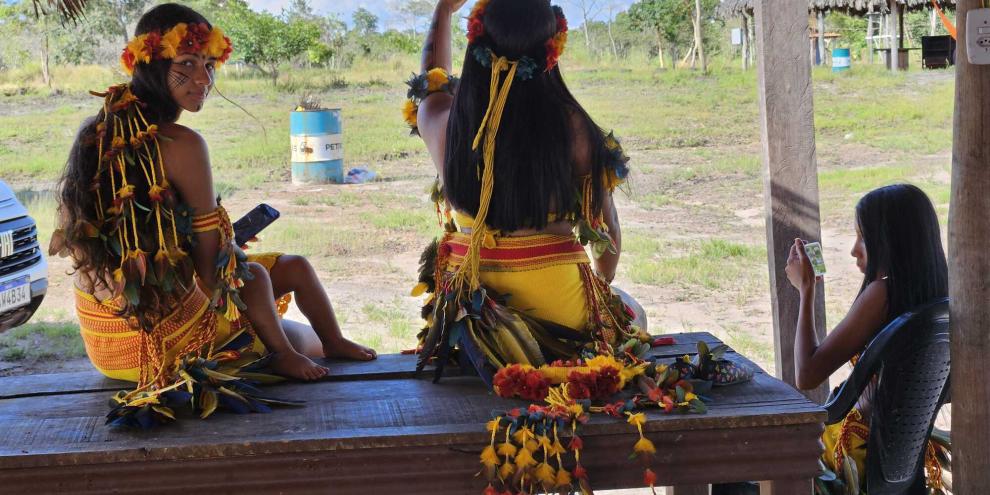 Die Jugendlichen der Paresi-Indigenen leben heute im nahezu gleichen Wohlstand wie die nichtindigene Bevölkerung Brasiliens. Damit sind sie allerdings eine Ausnahme: Große Armut, Unterernährung und Kindersterblichkeit sind unter den 1,7 Mio. Indigenen heute noch die Regel. Den Paresi hat in den letzten 20 Jahren die moderne Landwirtschaft Wohlstand gebracht.