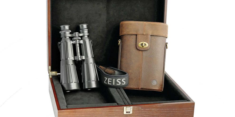 Auf der IWA 2016 wurde eine „Finale Edition“ des Dialyt 8 x 56 B/GA  T* P vorgestellt: Limitiert auf durchnummerierte 250 Stück (à 2.500 € UVP) – jeweils in einer Holzkassette mit nostalgischem Lederköcher, Ledertragriemen und Zertifikat.