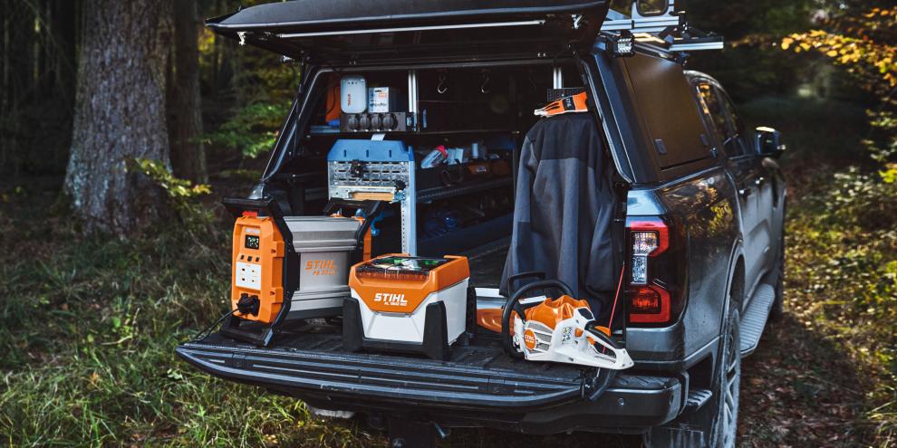 Mit dem mobilen Schnellladegerät STIHL AL 1802 MO sind die neuen Akkus im ALLPRO-System von STIHL drinnen wie draußen, stationär oder unterwegs in nur neun Minuten zu 80 % geladen.