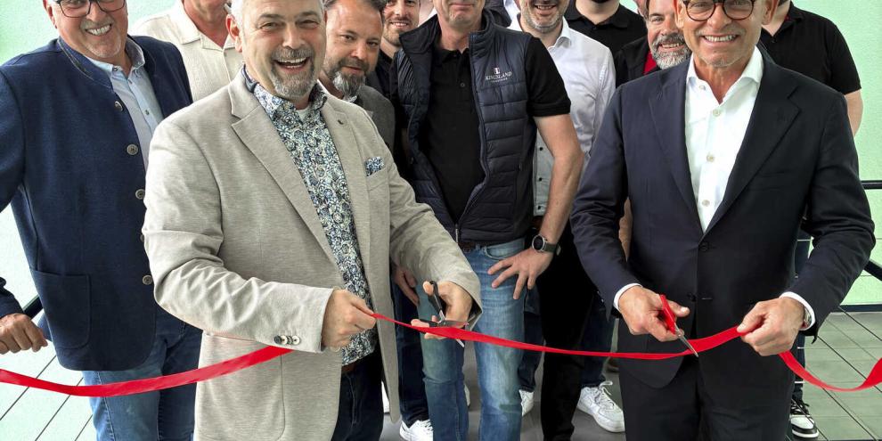 Rainer Röttger (vorne links, Geschäftsführer Österreich) und Hans-Peter Fricke (vorne rechts, Inhaber und Geschäftsführer der Fricke Gruppe) gemeinsam mit dem österreichischen Granit Parts-Team bei der Eröffnung des Kundencenters in Klosterneuburg.