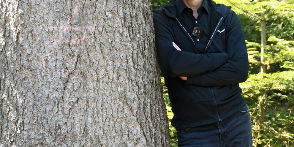 Werner Berthold neben der „Waldmutter“, dem ältesten Baum in seinem Wald
