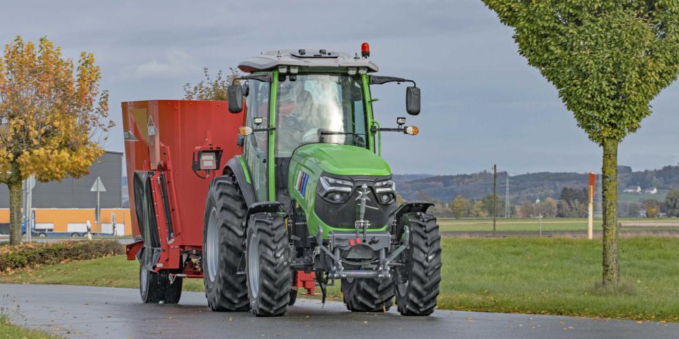Viel Spannung für wenig Lärm: Der Newcomer Xeevo  i904 zeigt, wie die nahe Zukunft auf Höfen aussehen kann.