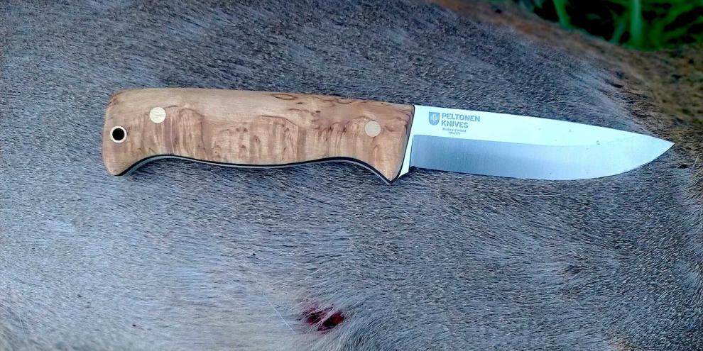 Das neue Peltonen M07 Fulltang auf einem erlegten Reh – zu Beginn des Wonnemonats Mai.