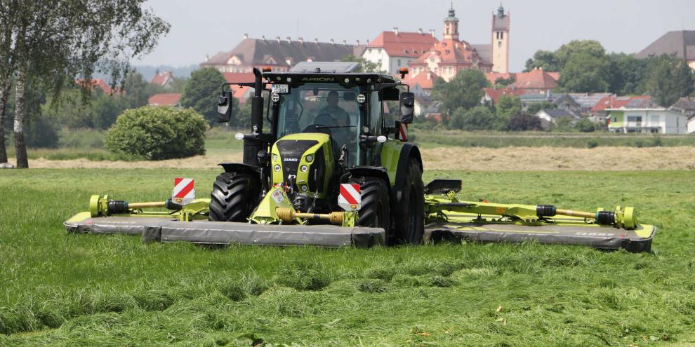 Das Disco 9300 DS in Kombination mit einem Class FrontmähwerkDisco 3150 F mäht bis zu 9,10 m Breite auf einmal.