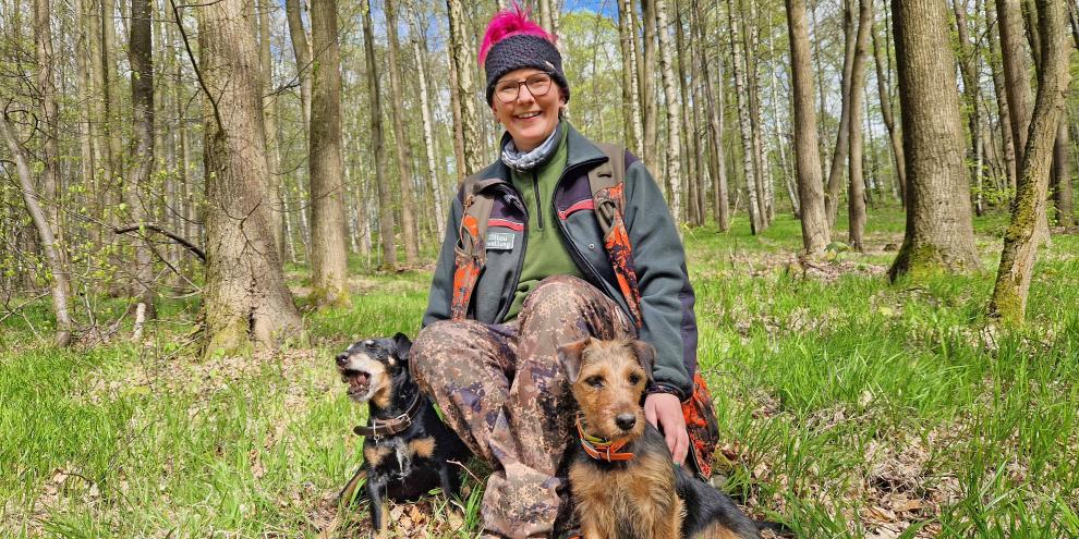 Immer an Denis Goldhahns Seite - ihre zwei Jagdterrier, Greta und Granne.