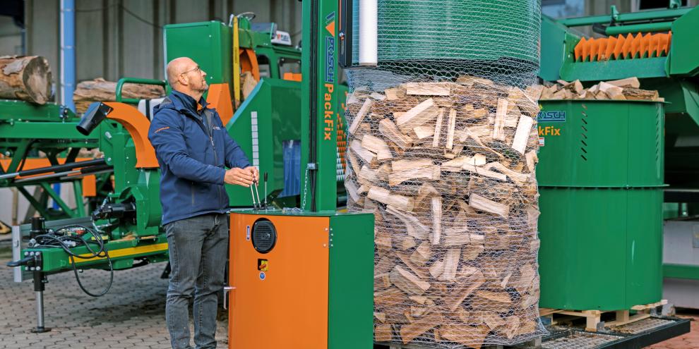 Gewickeltes Scheitholz kann auf Paletten trocknen.