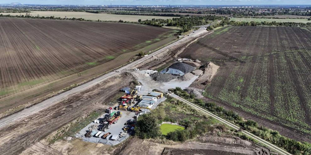 Die Firma Intel wollte bei Magdeburg eine Chipfabrik bauen. Der Bau wurde gestoppt. Jetzt wurde die Ackerfläche an das Land Sachsen-Anhalt verkauft.