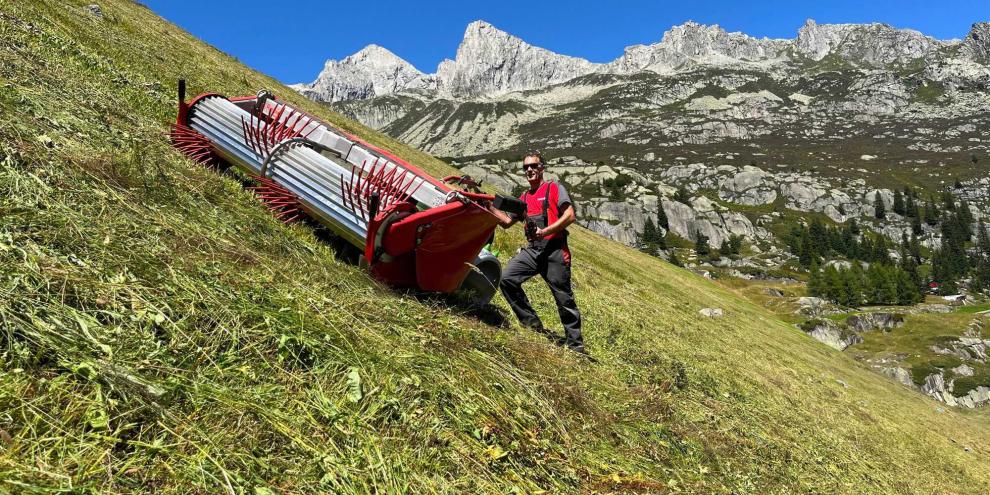 Der Rapid Worber mechanisiert das „Worbern“ im Steilhang und schließt die Lücke zwischen Mähen und Abräumen.
