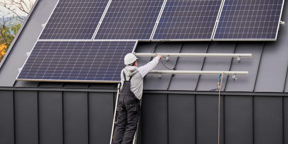 Installation und Anschluss einer PV-Anlage auf einem Dach (Symbolbild)