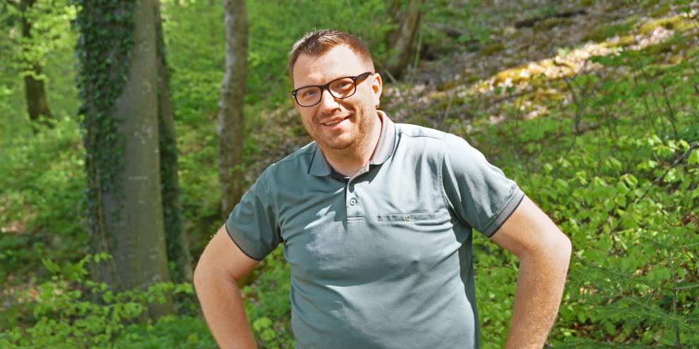 Stefan Strasser in seinem komplett unterverjüngten Wald. „Früher ist hier nichts gewachsen“, sagt er.